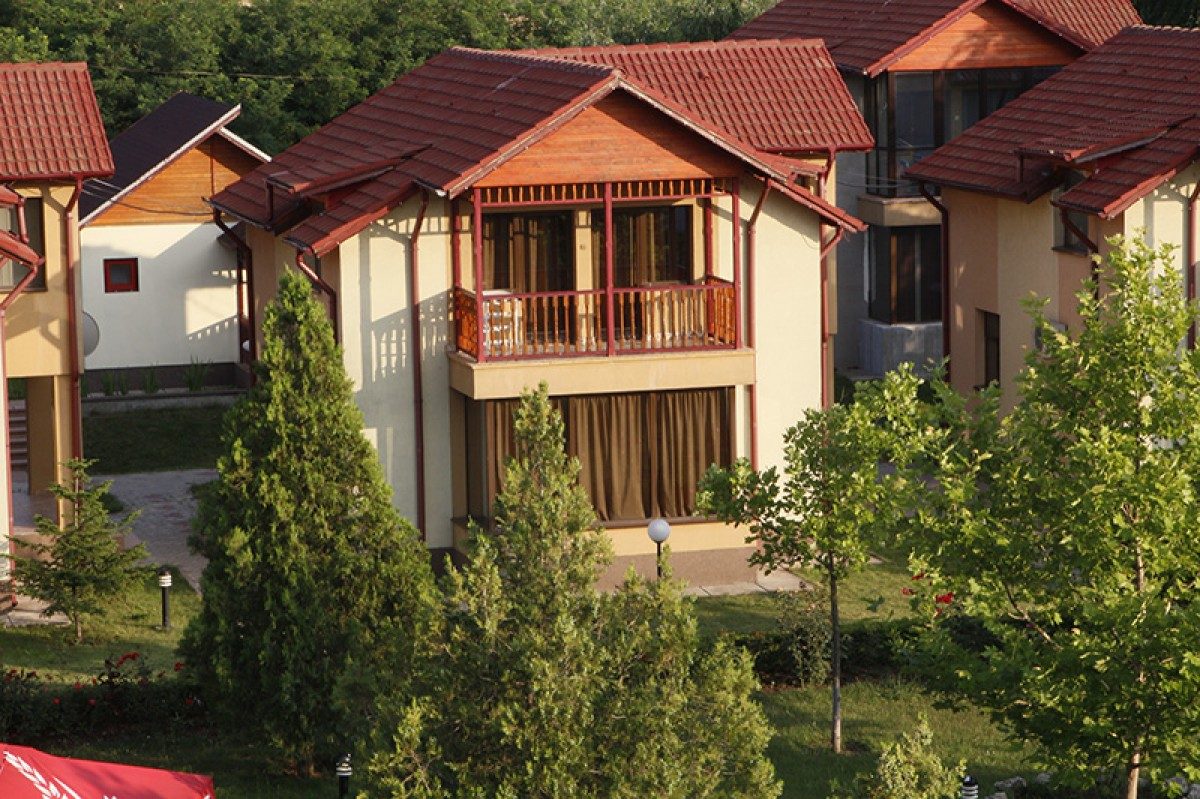 Vilele și bungalow-urile, între copaci