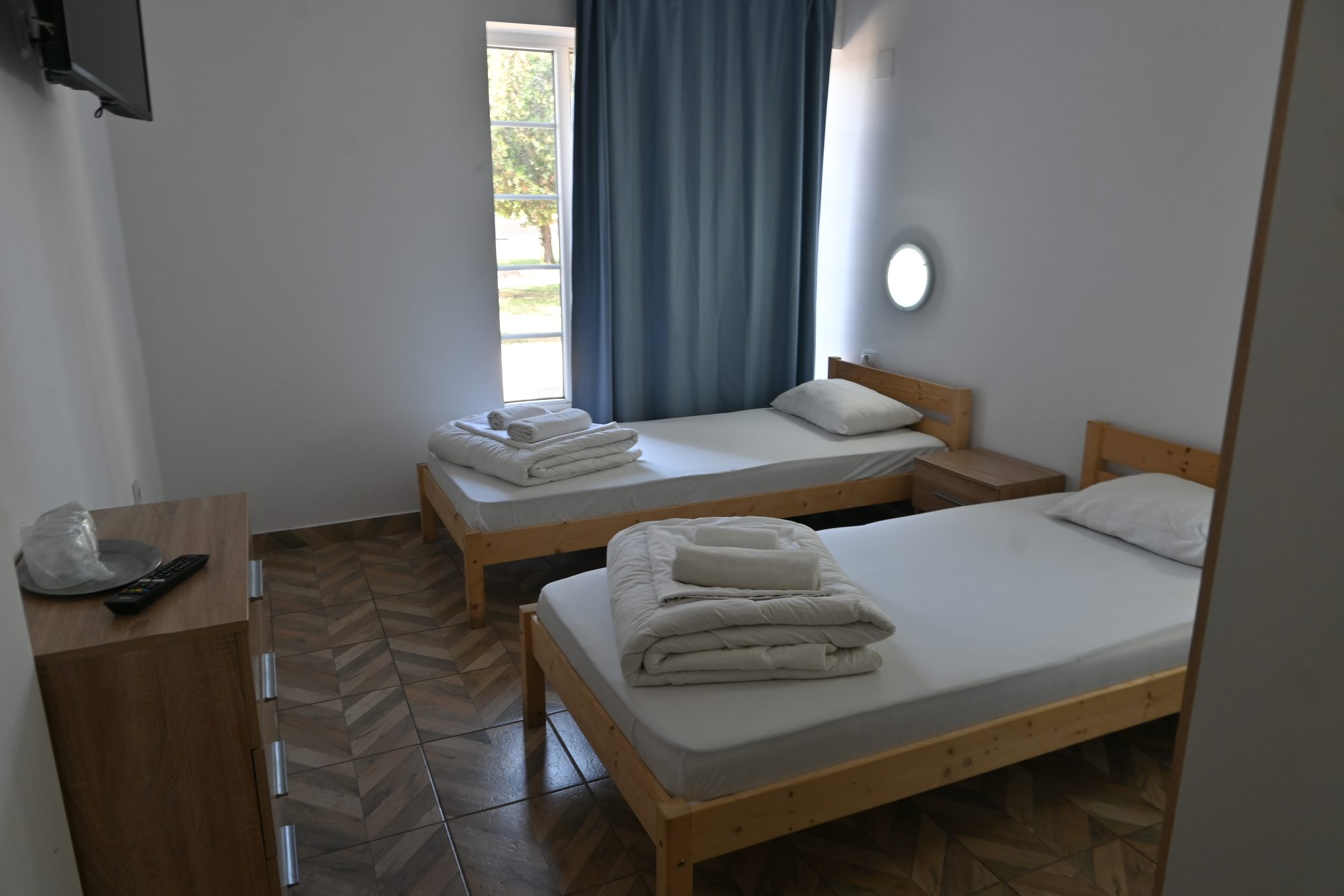 Cameră cu două paturi single, TV și fereastră, hostel Miotur Berceni