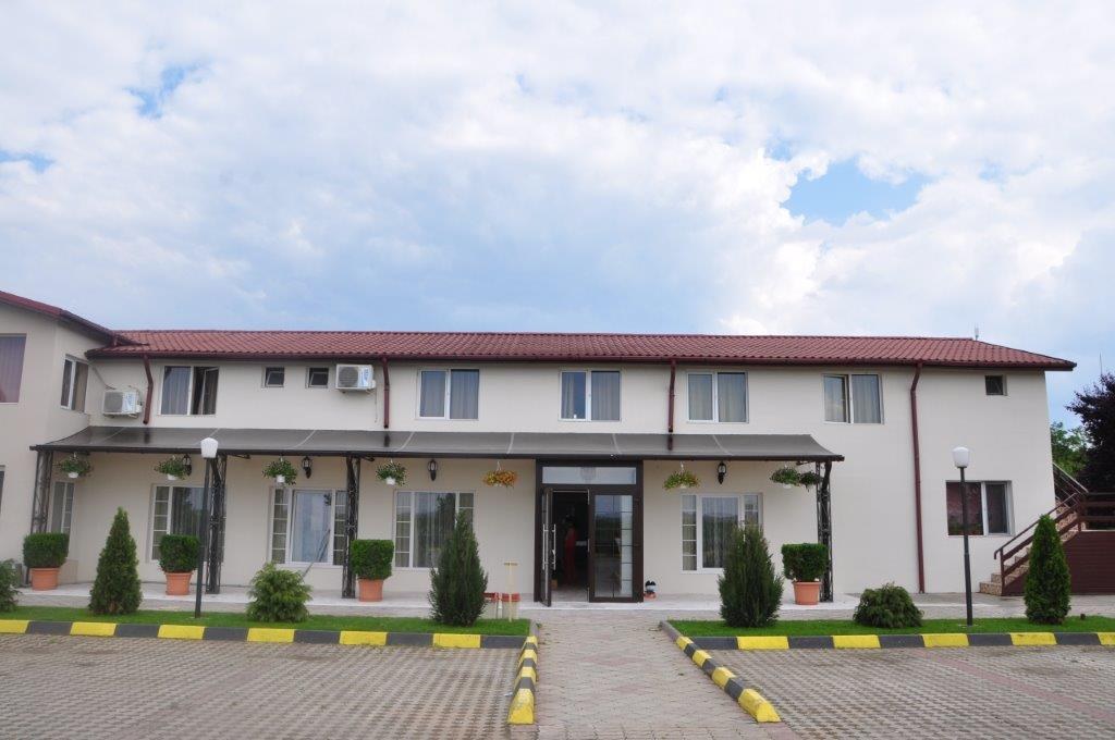 Clădirea hostelului și parcarea cu locuri marcate, Miotur Berceni