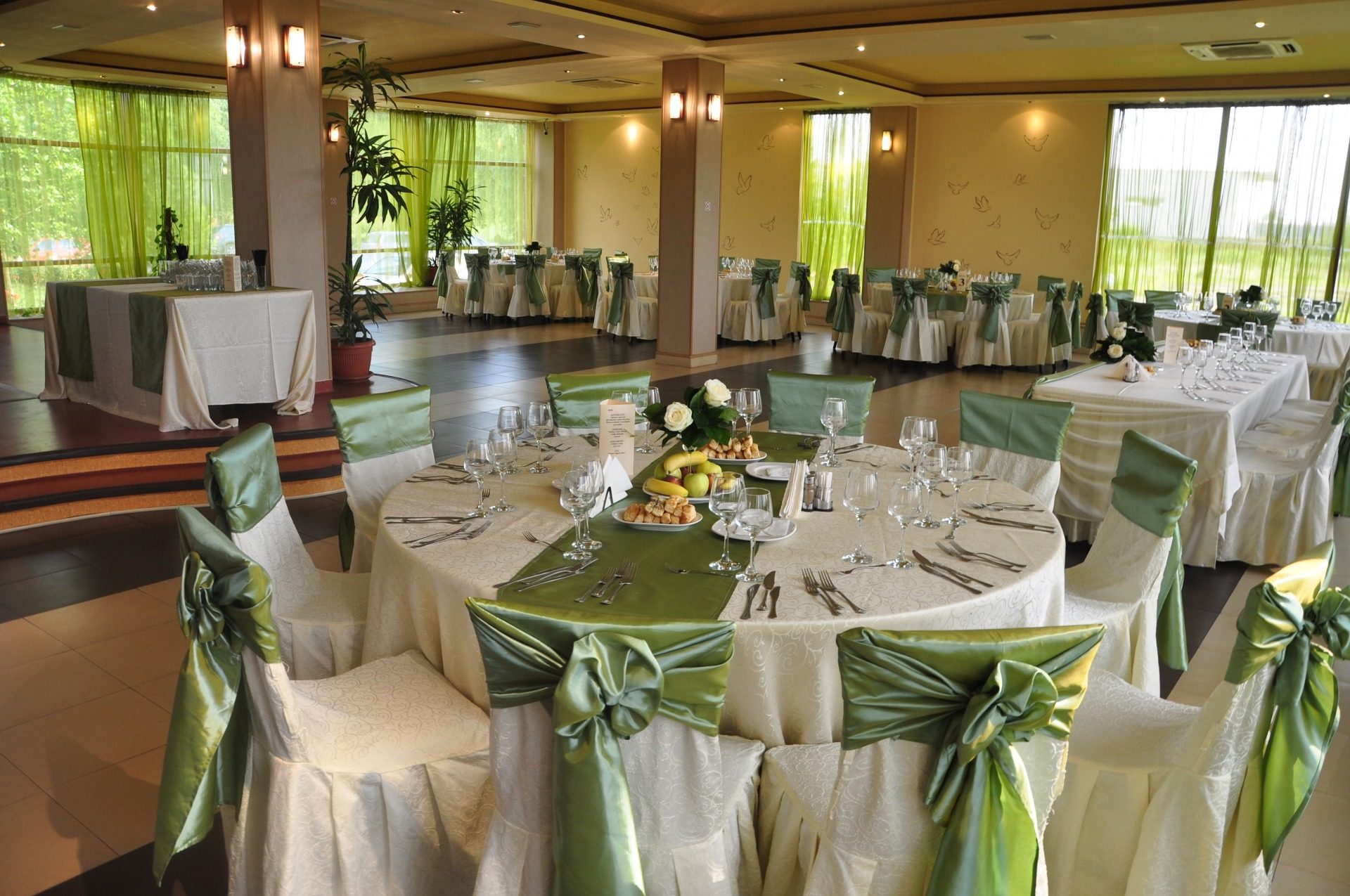 Sala de restaurant de la parter, cu mese și scaune, Miotur Berceni